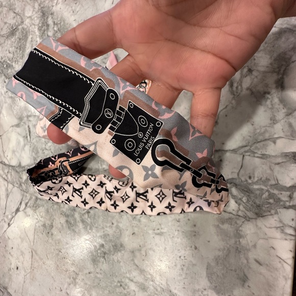 Louis Vuitton scarf. - Picture 4 of 6